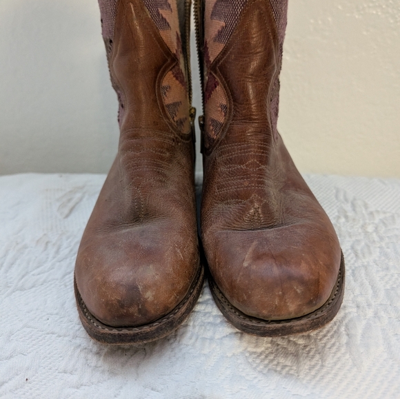 Western Booties w Embroidered Details - Picture 5 of 5